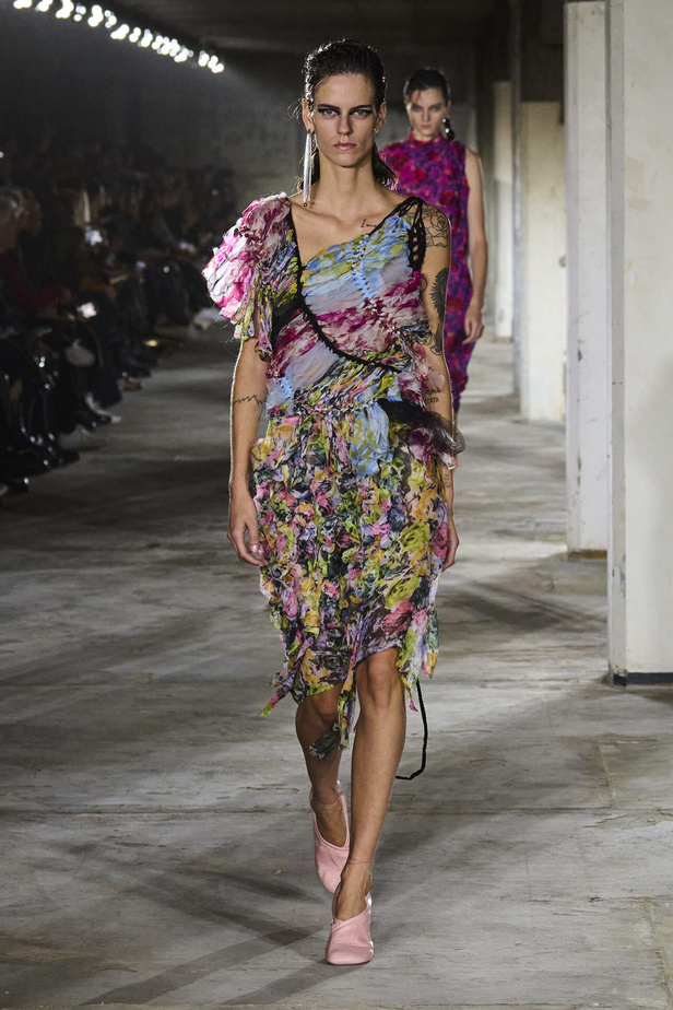 مجموعة Dries Van Noten لموسم ربيع وصيف 2023.. سحر الأسود وأناقة النقشات