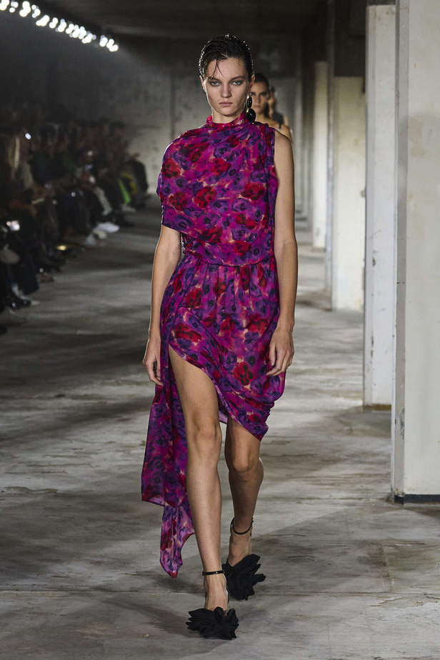مجموعة Dries Van Noten لموسم ربيع وصيف 2023.. سحر الأسود وأناقة النقشات