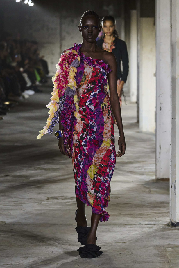 مجموعة Dries Van Noten لموسم ربيع وصيف 2023.. سحر الأسود وأناقة النقشات