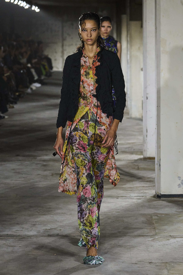 مجموعة Dries Van Noten لموسم ربيع وصيف 2023.. سحر الأسود وأناقة النقشات