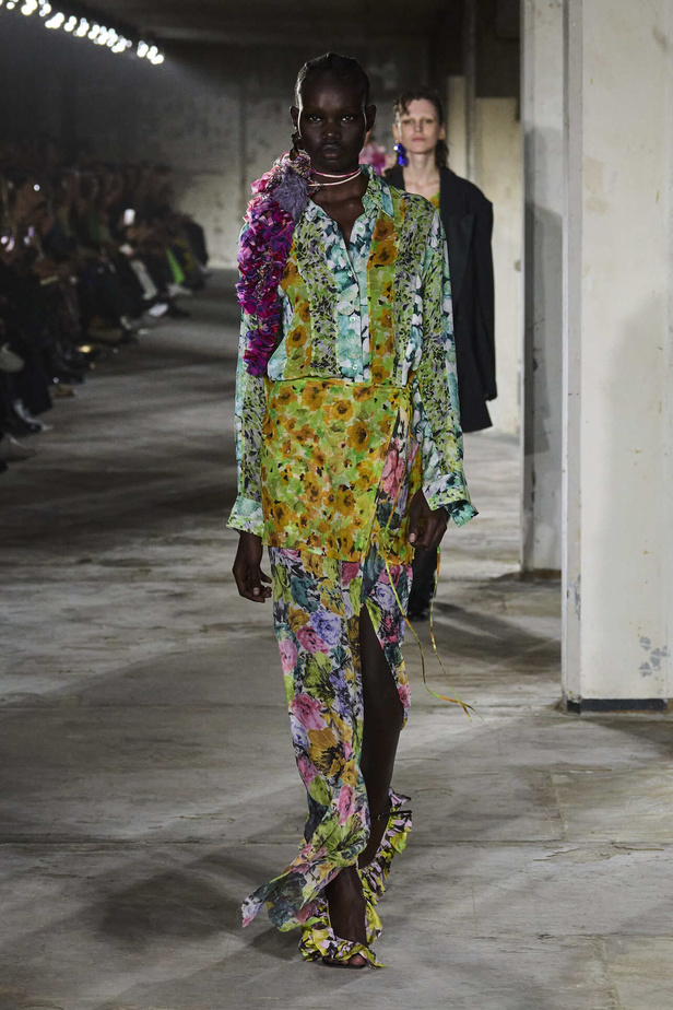 مجموعة Dries Van Noten لموسم ربيع وصيف 2023.. سحر الأسود وأناقة النقشات