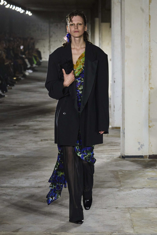 مجموعة Dries Van Noten لموسم ربيع وصيف 2023.. سحر الأسود وأناقة النقشات