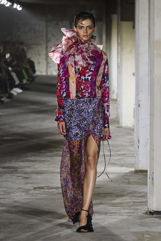 مجموعة Dries Van Noten لموسم ربيع وصيف 2023.. سحر الأسود وأناقة النقشات