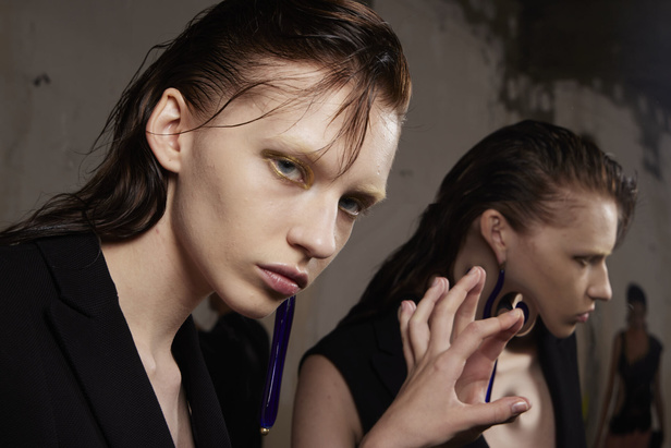 مجموعة Dries Van Noten لموسم ربيع وصيف 2023.. سحر الأسود وأناقة النقشات