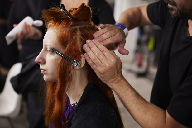 مجموعة Dries Van Noten لموسم ربيع وصيف 2023.. سحر الأسود وأناقة النقشات