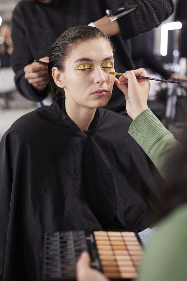 مجموعة Dries Van Noten لموسم ربيع وصيف 2023.. سحر الأسود وأناقة النقشات