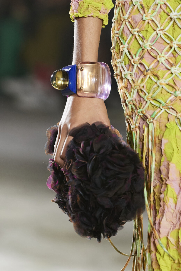 مجموعة Dries Van Noten لموسم ربيع وصيف 2023.. سحر الأسود وأناقة النقشات