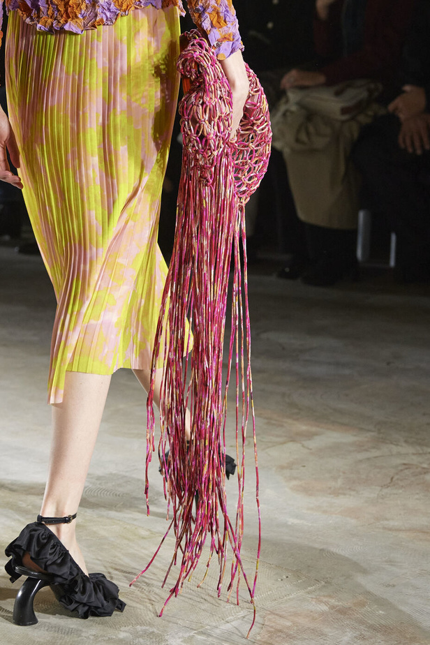 مجموعة Dries Van Noten لموسم ربيع وصيف 2023.. سحر الأسود وأناقة النقشات