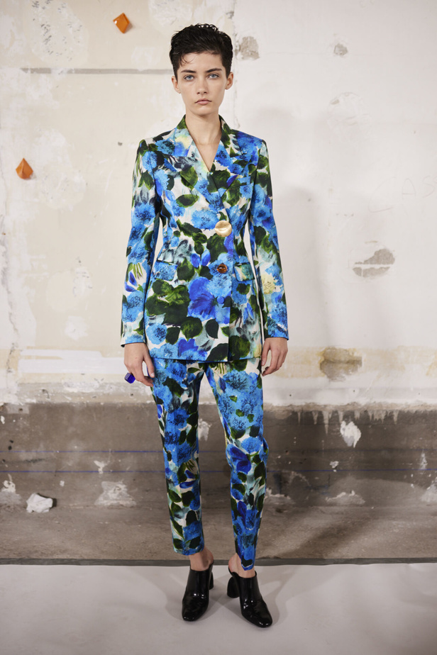 مجموعة Dries Van Noten لموسم ربيع وصيف 2023.. سحر الأسود وأناقة النقشات