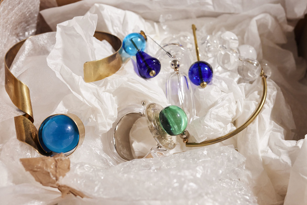 مجموعة Dries Van Noten لموسم ربيع وصيف 2023.. سحر الأسود وأناقة النقشات