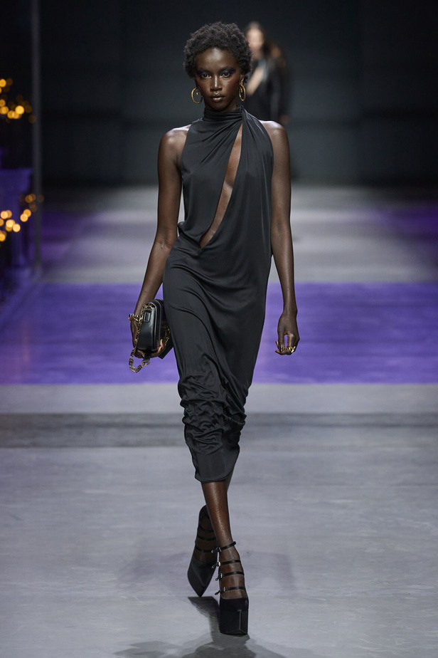 عرض أزياء Versace لربيع وصيف 2023.. أناقة الاسود وحيوية النقشات