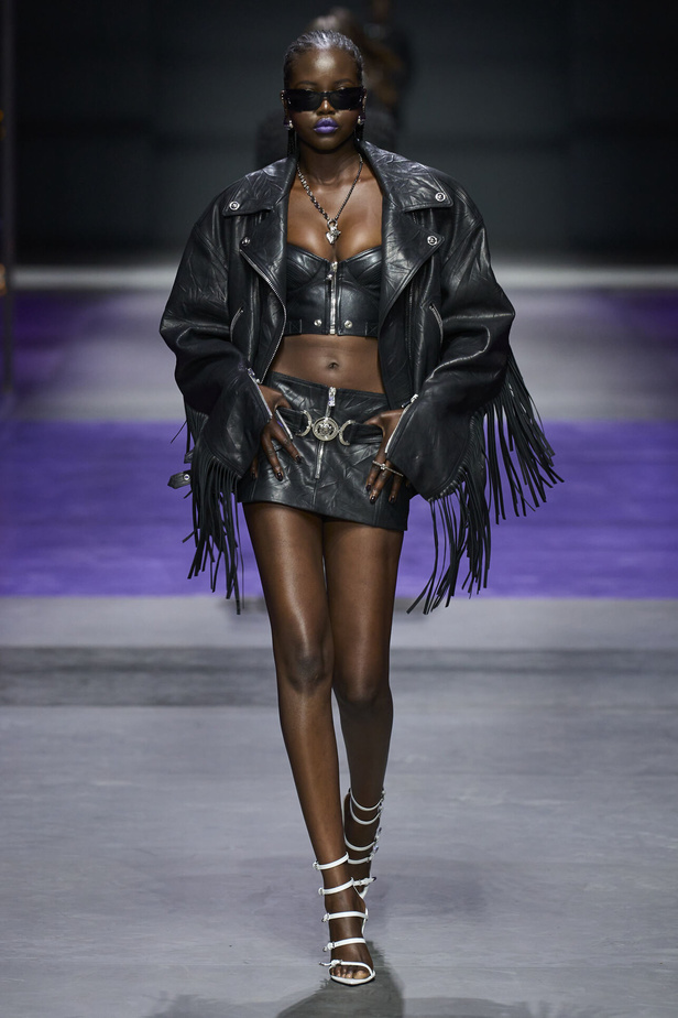 عرض أزياء Versace لربيع وصيف 2023.. أناقة الاسود وحيوية النقشات