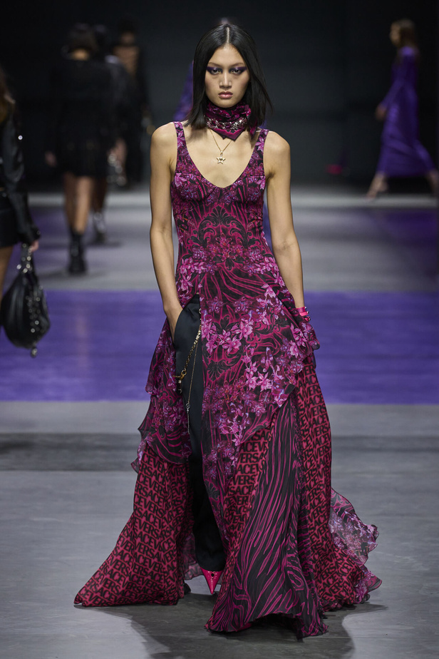 عرض أزياء Versace لربيع وصيف 2023.. أناقة الاسود وحيوية النقشات