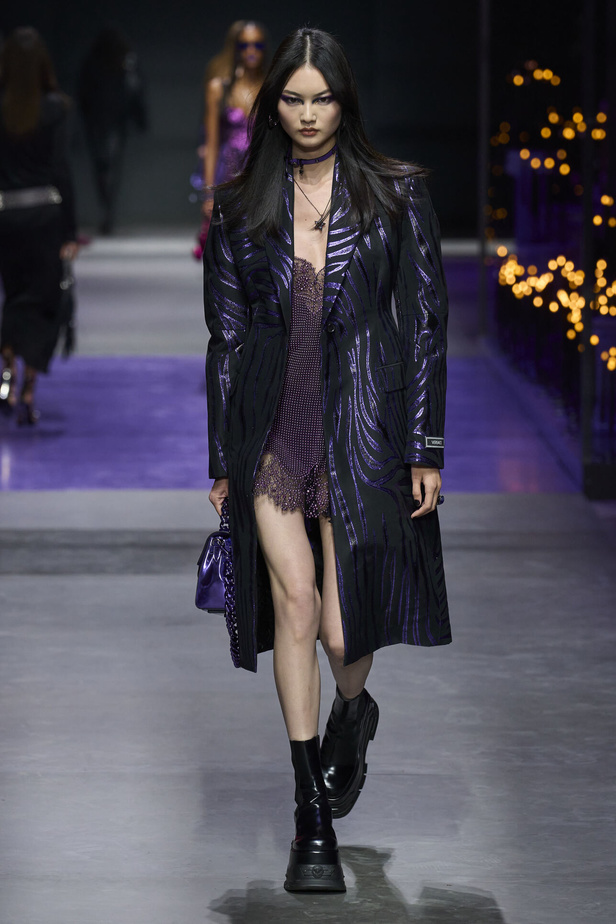 عرض أزياء Versace لربيع وصيف 2023.. أناقة الاسود وحيوية النقشات