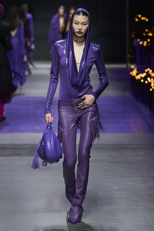 عرض أزياء Versace لربيع وصيف 2023.. أناقة الاسود وحيوية النقشات