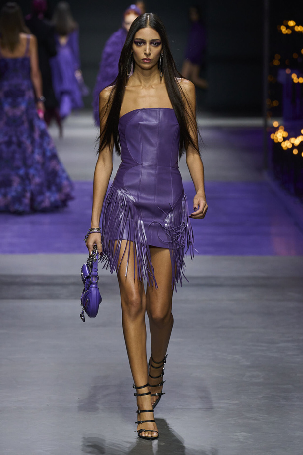 عرض أزياء Versace لربيع وصيف 2023.. أناقة الاسود وحيوية النقشات