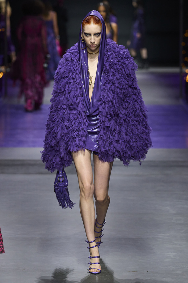 عرض أزياء Versace لربيع وصيف 2023.. أناقة الاسود وحيوية النقشات