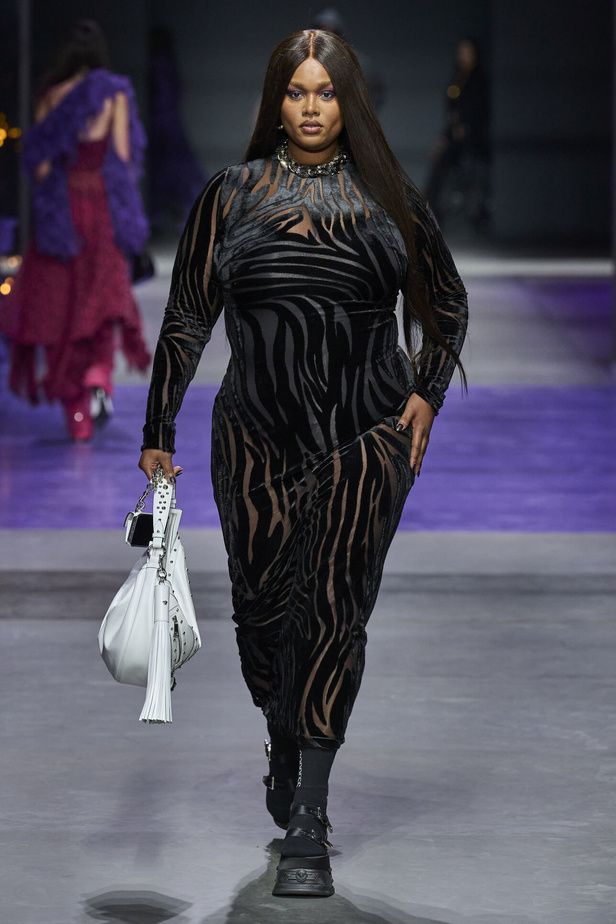 عرض أزياء Versace لربيع وصيف 2023.. أناقة الاسود وحيوية النقشات