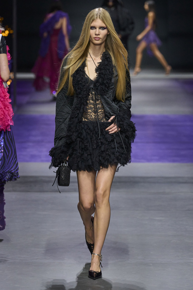 عرض أزياء Versace لربيع وصيف 2023.. أناقة الاسود وحيوية النقشات