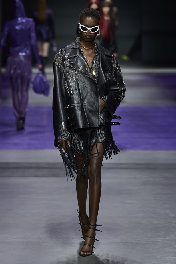 عرض أزياء Versace لربيع وصيف 2023.. أناقة الاسود وحيوية النقشات