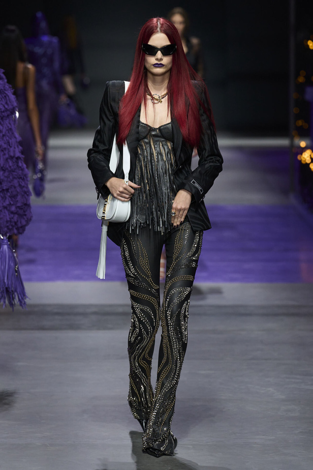 عرض أزياء Versace لربيع وصيف 2023.. أناقة الاسود وحيوية النقشات