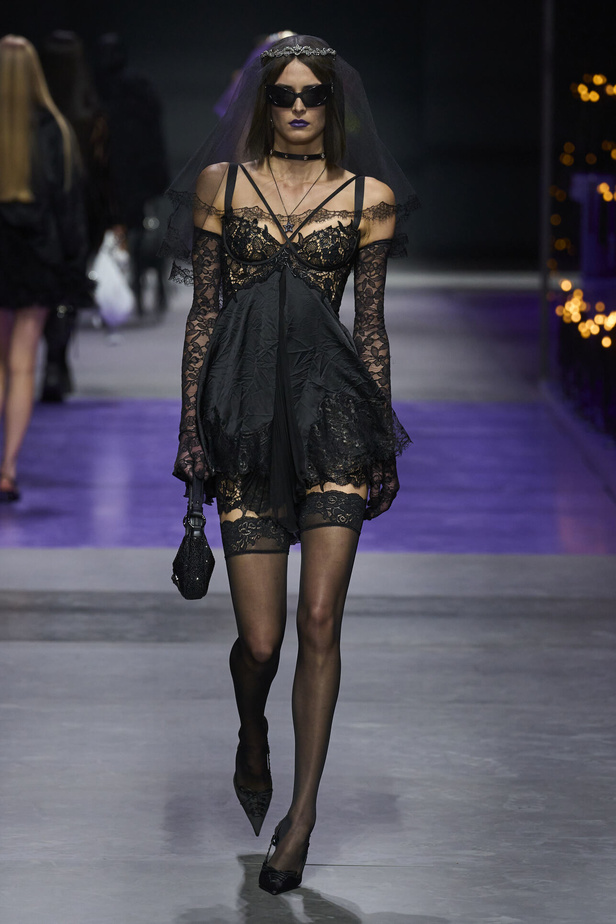 عرض أزياء Versace لربيع وصيف 2023.. أناقة الاسود وحيوية النقشات