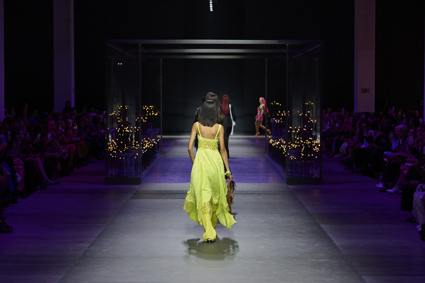 عرض أزياء Versace لربيع وصيف 2023.. أناقة الاسود وحيوية النقشات