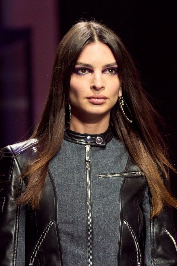 عرض أزياء Versace لربيع وصيف 2023.. أناقة الاسود وحيوية النقشات