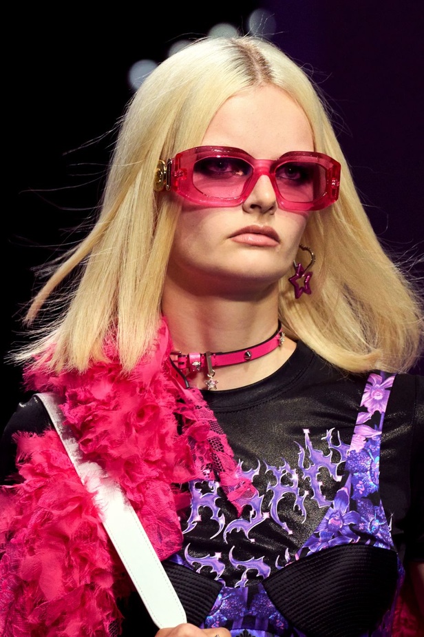 عرض أزياء Versace لربيع وصيف 2023.. أناقة الاسود وحيوية النقشات