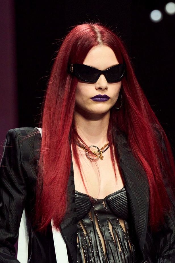 عرض أزياء Versace لربيع وصيف 2023.. أناقة الاسود وحيوية النقشات