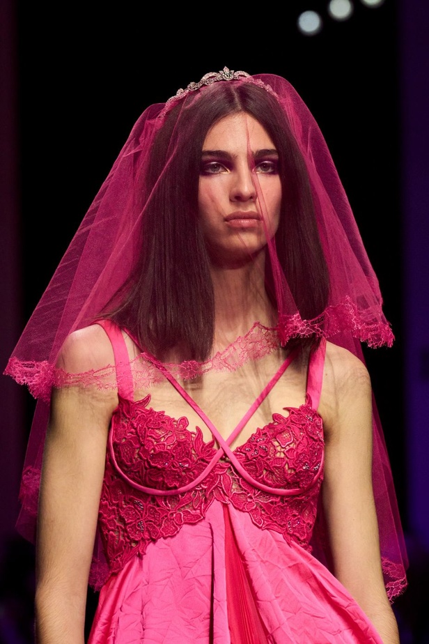 عرض أزياء Versace لربيع وصيف 2023.. أناقة الاسود وحيوية النقشات