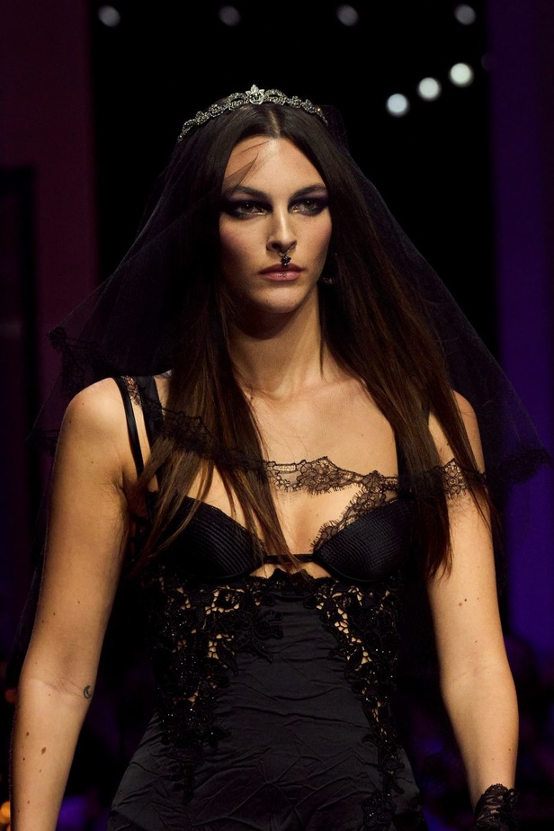 عرض أزياء Versace لربيع وصيف 2023.. أناقة الاسود وحيوية النقشات