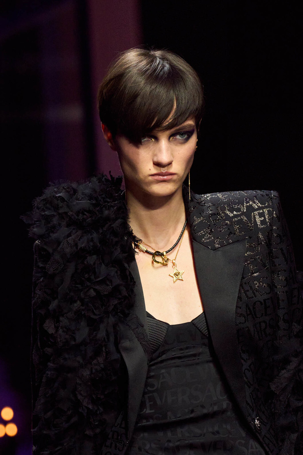 عرض أزياء Versace لربيع وصيف 2023.. أناقة الاسود وحيوية النقشات