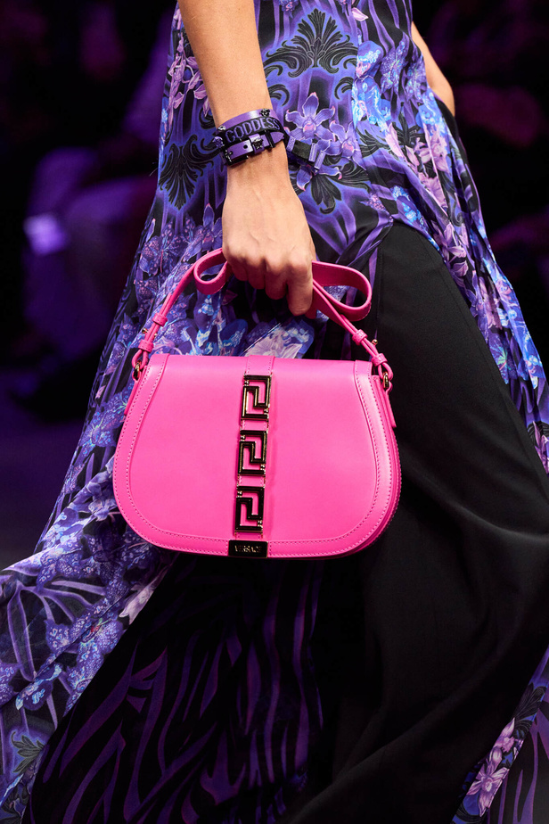 عرض أزياء Versace لربيع وصيف 2023.. أناقة الاسود وحيوية النقشات