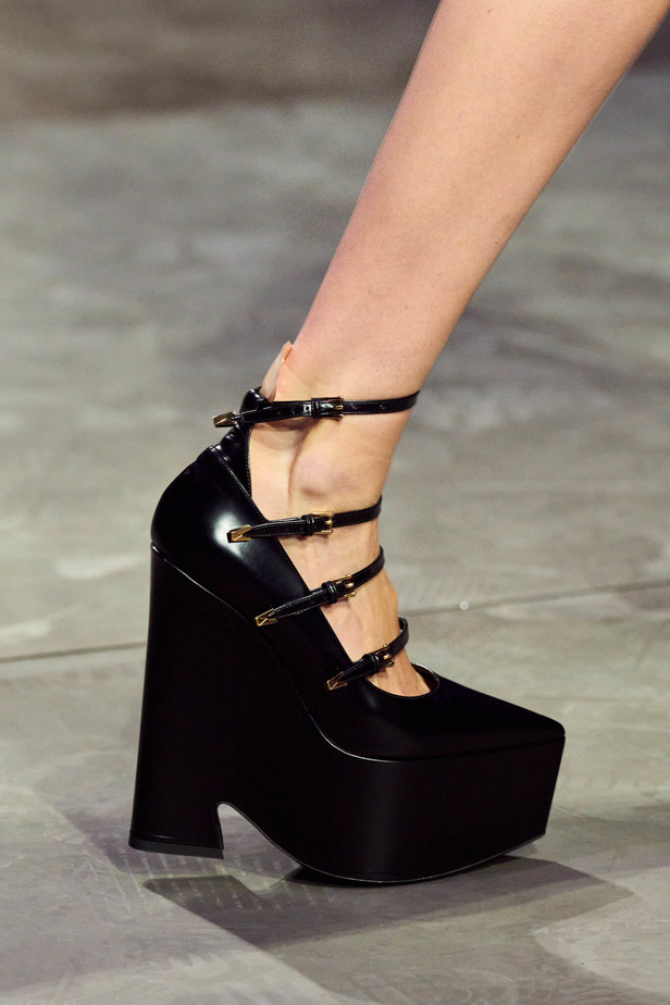 عرض أزياء Versace لربيع وصيف 2023.. أناقة الاسود وحيوية النقشات