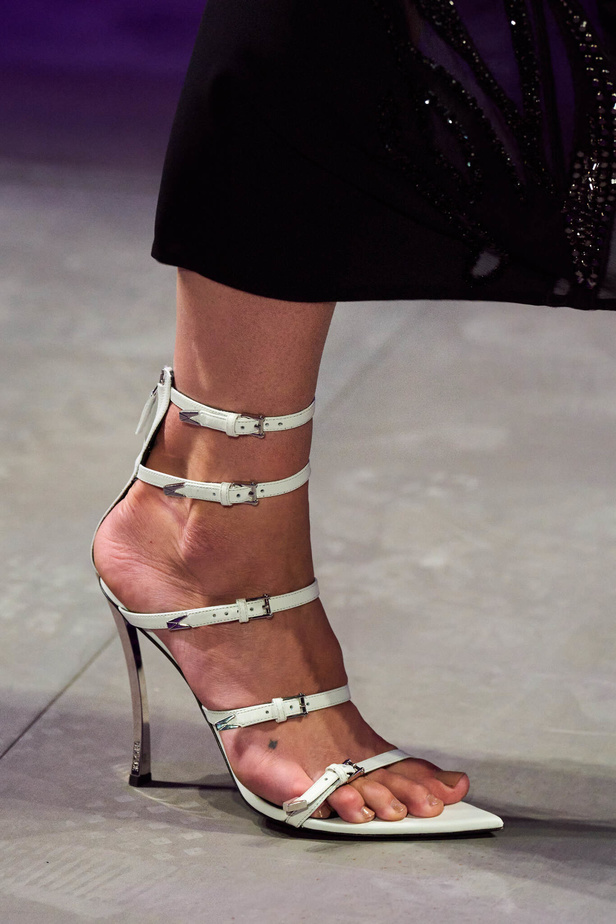 عرض أزياء Versace لربيع وصيف 2023.. أناقة الاسود وحيوية النقشات