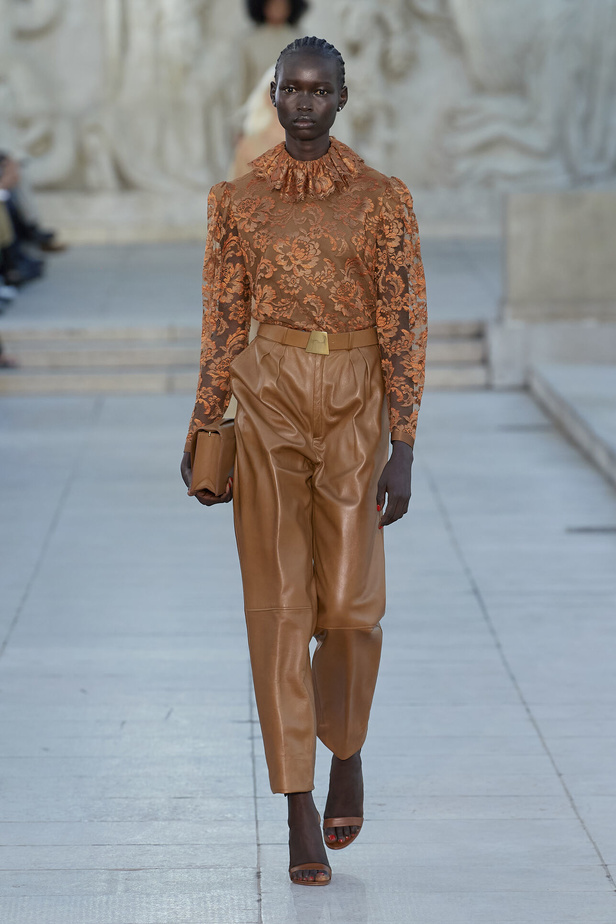 مجموعة Akris لربيع وصيف 2023.. عودة الى اللون الذهبي والدانتيل