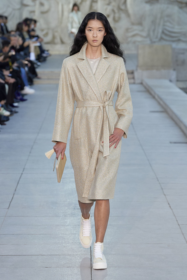 مجموعة Akris لربيع وصيف 2023.. عودة الى اللون الذهبي والدانتيل