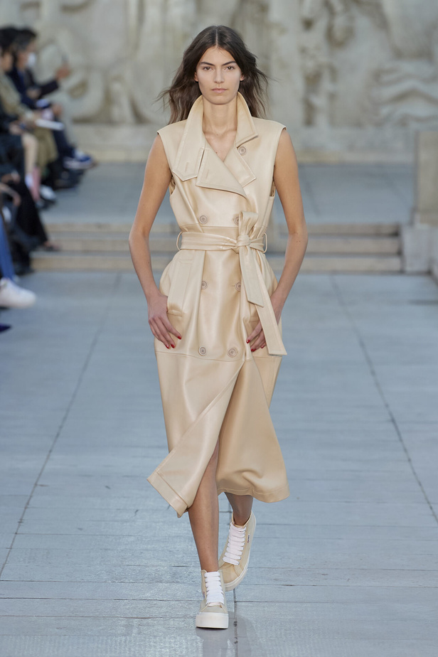 مجموعة Akris لربيع وصيف 2023.. عودة الى اللون الذهبي والدانتيل