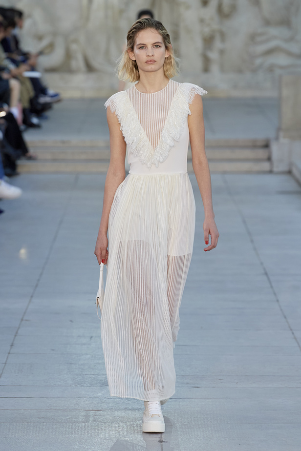 مجموعة Akris لربيع وصيف 2023.. عودة الى اللون الذهبي والدانتيل