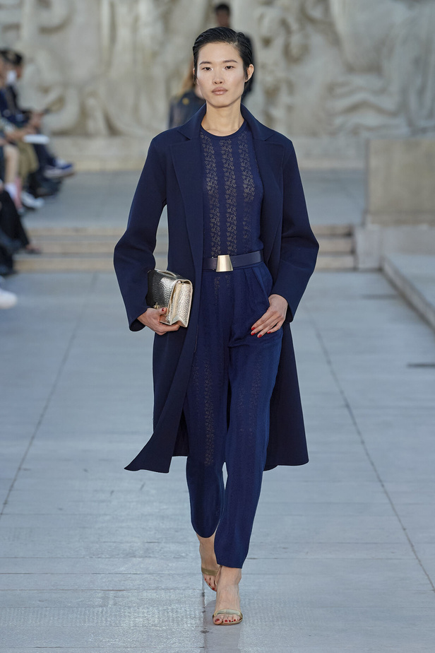 مجموعة Akris لربيع وصيف 2023.. عودة الى اللون الذهبي والدانتيل