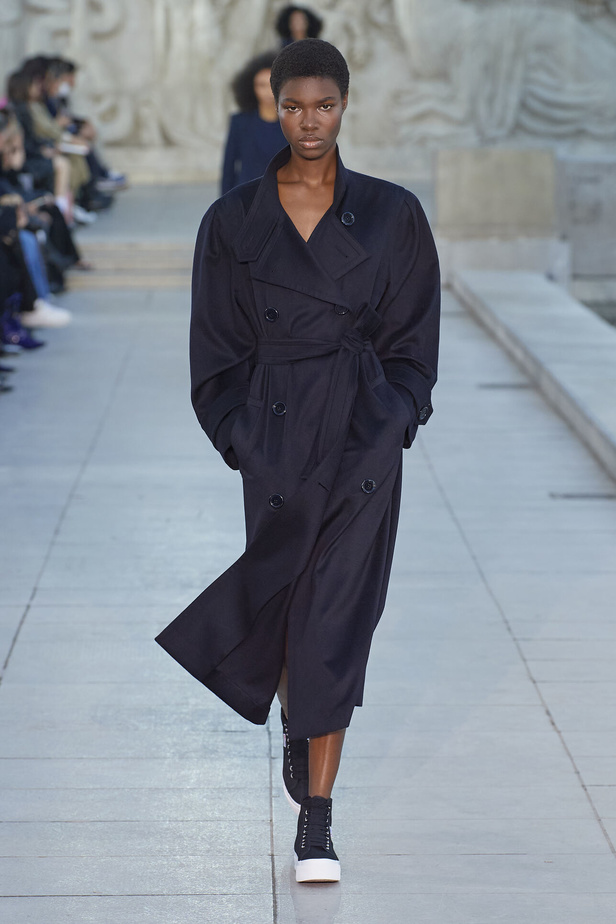 مجموعة Akris لربيع وصيف 2023.. عودة الى اللون الذهبي والدانتيل