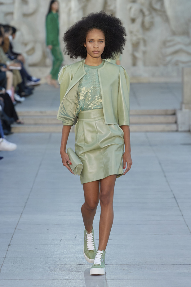 مجموعة Akris لربيع وصيف 2023.. عودة الى اللون الذهبي والدانتيل