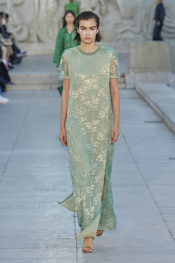 مجموعة Akris لربيع وصيف 2023.. عودة الى اللون الذهبي والدانتيل