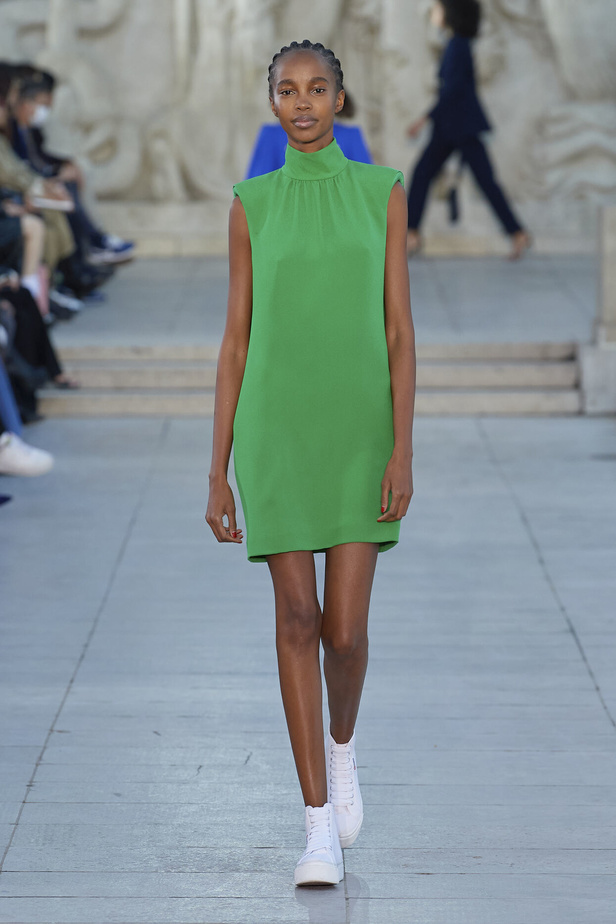 مجموعة Akris لربيع وصيف 2023.. عودة الى اللون الذهبي والدانتيل