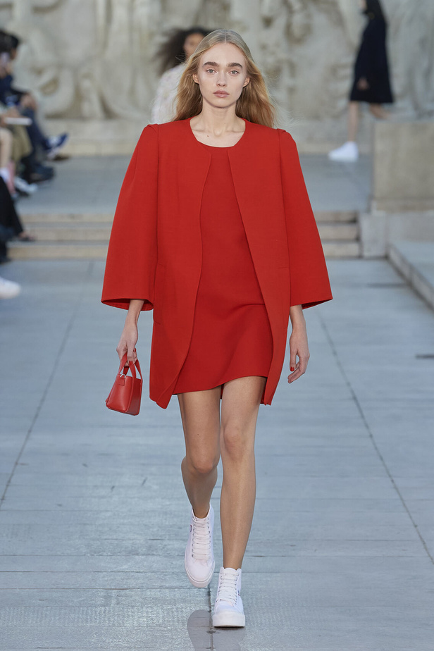 مجموعة Akris لربيع وصيف 2023.. عودة الى اللون الذهبي والدانتيل