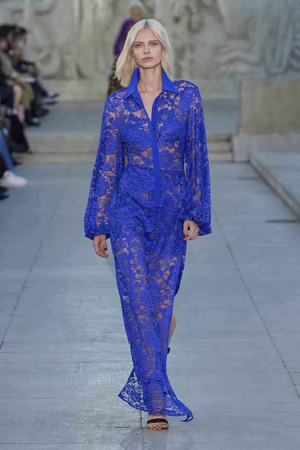 مجموعة Akris لربيع وصيف 2023.. عودة الى اللون الذهبي والدانتيل