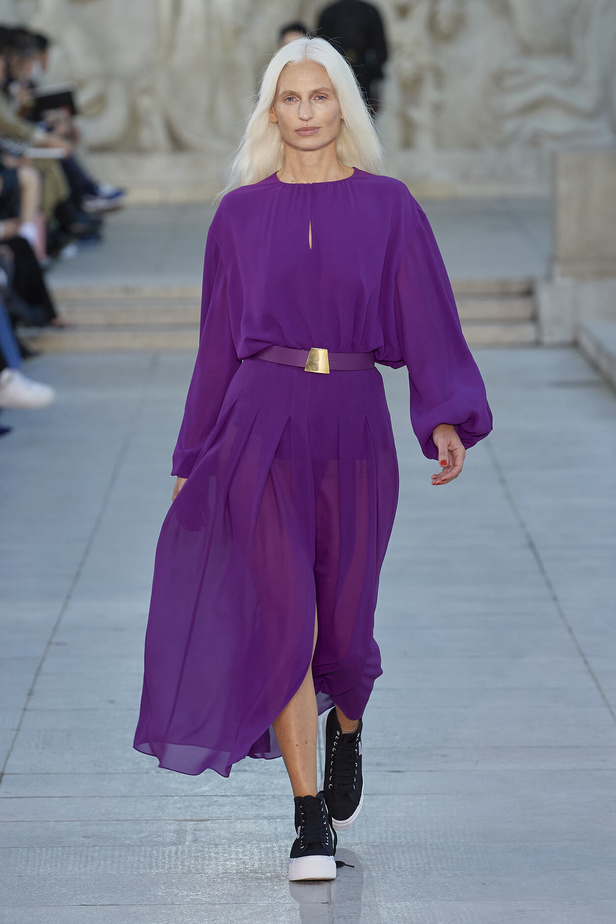 مجموعة Akris لربيع وصيف 2023.. عودة الى اللون الذهبي والدانتيل