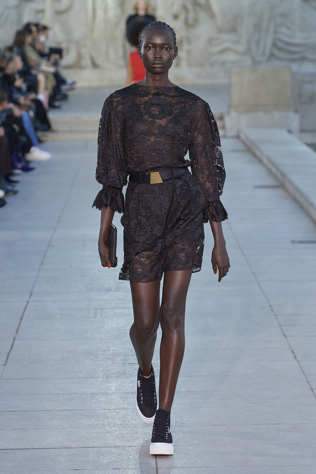 مجموعة Akris لربيع وصيف 2023.. عودة الى اللون الذهبي والدانتيل