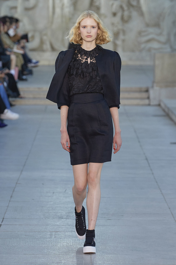 مجموعة Akris لربيع وصيف 2023.. عودة الى اللون الذهبي والدانتيل